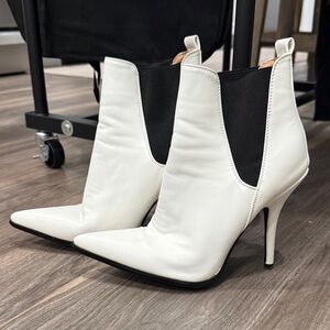 🔴 $15 SALE - PrettyLittleThing White Heeled Boots